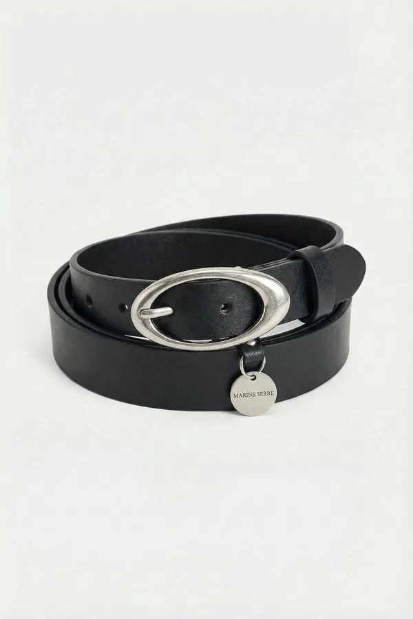 Ceinture boucle chrome élégante pour look urbain moderne