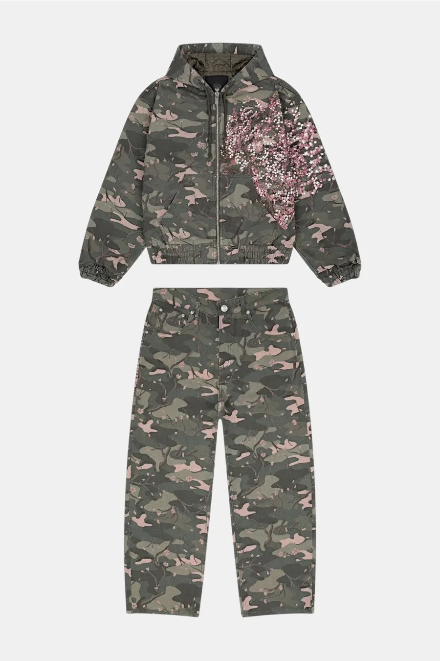 Ensemble Camouflage Brodé Streetwear 2000s – Look Graphique Urbain et Esthétique Y2K