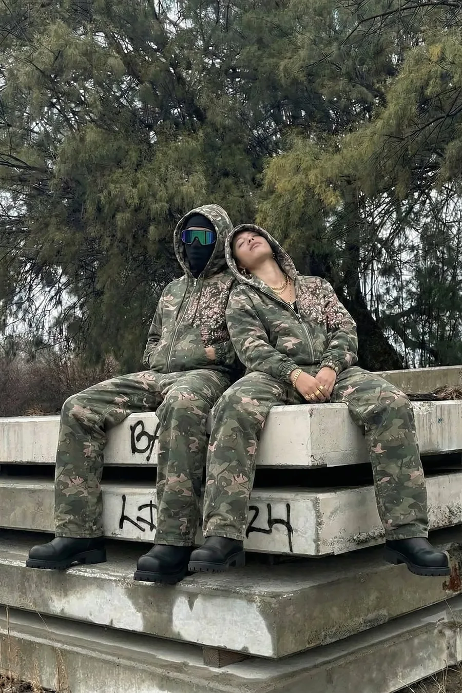 Ensemble Camouflage Brodé Streetwear 2000s – Look Graphique Urbain et Esthétique Y2K - 5