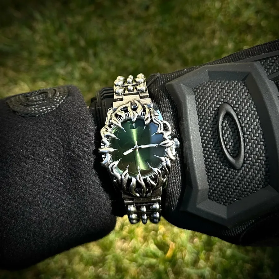 Montre Venom – Légendaire Accessoire Y2K pour Style Rétro-futuriste et Audacieux - 3
