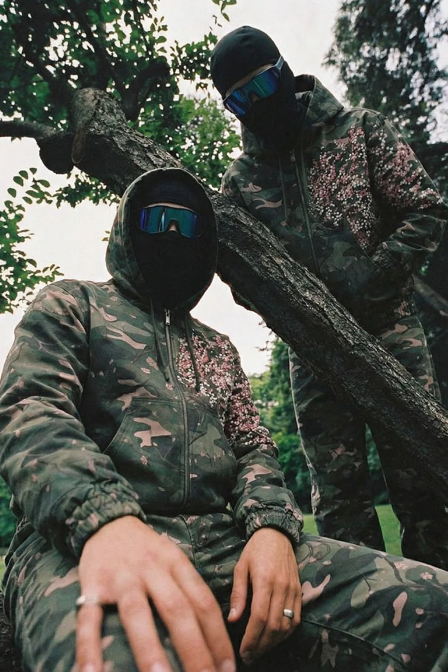 Sweat camouflage brodé : Revivez le style Y2K urbain avec élégance - 5